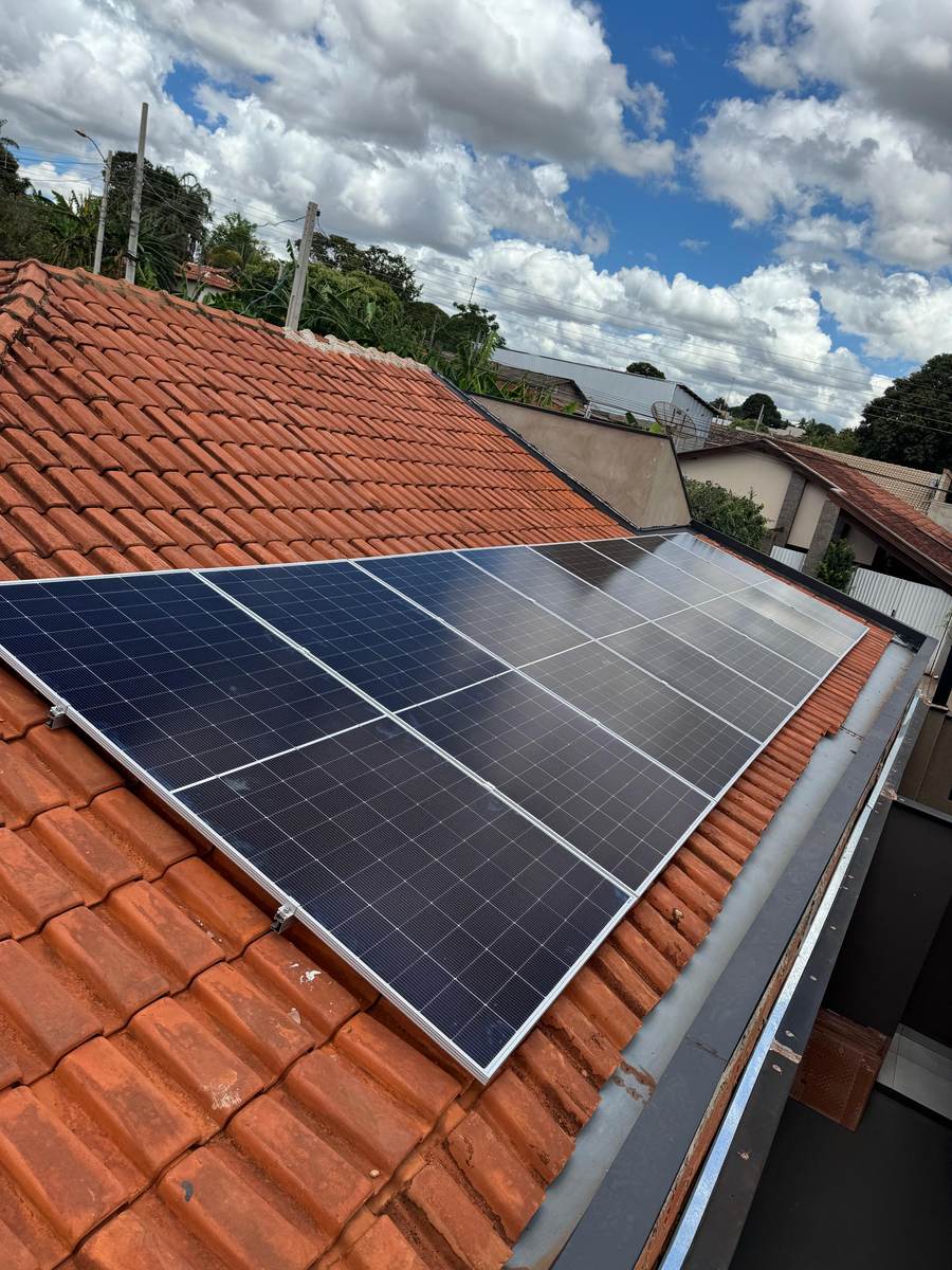 Painéis solares instalados em telhado cerâmico de residência